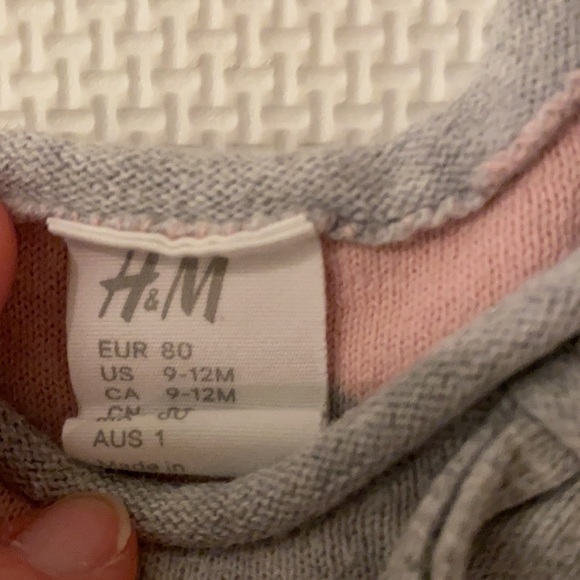 H&M Grey and pink heart sweater - Picture 2 of 4